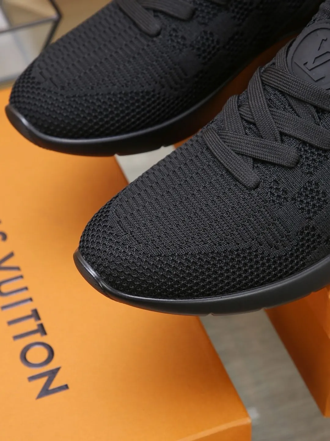 Men's shoes 💰P420💰"LOUI* VUITTO*" latest popular men's casual shoes ✔️This model is made of the original breathable fly woven fabric. The real thing is super shiny⚡️ Fashionable and versatile. The toe last shape is firm and full. The soles are LV original molds and can be put in and out at will. It is light and comfortable for the foot~Purely handmade, details determine the quality! Size:38-44